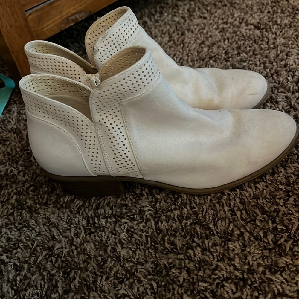 Cream suede boots with small heel